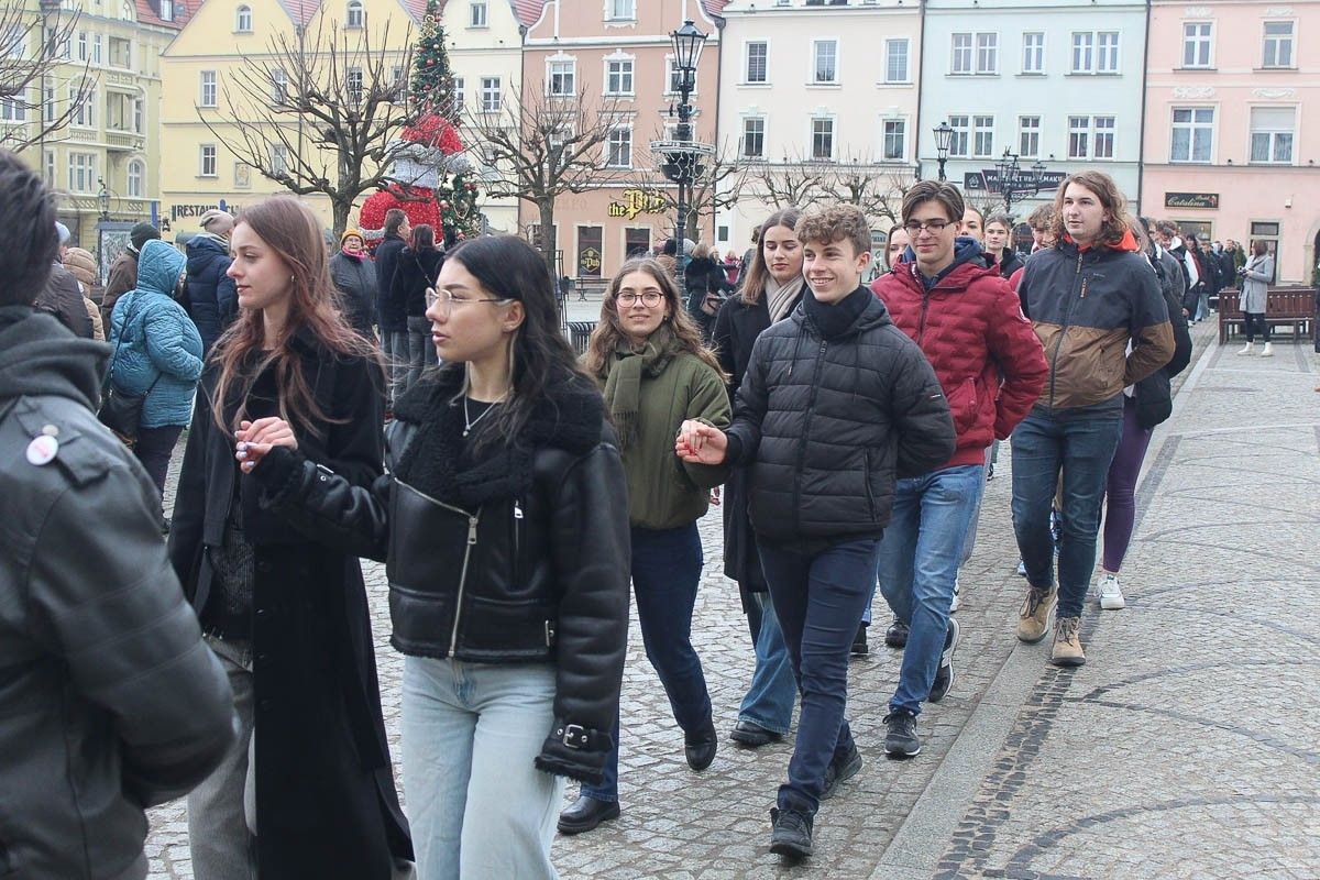 Maturzyści zatańczyli poloneza na bolesławieckim rynku