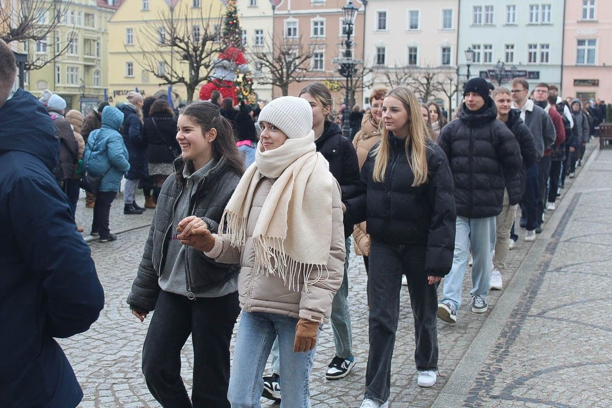 Maturzyści zatańczyli poloneza na bolesławieckim rynku