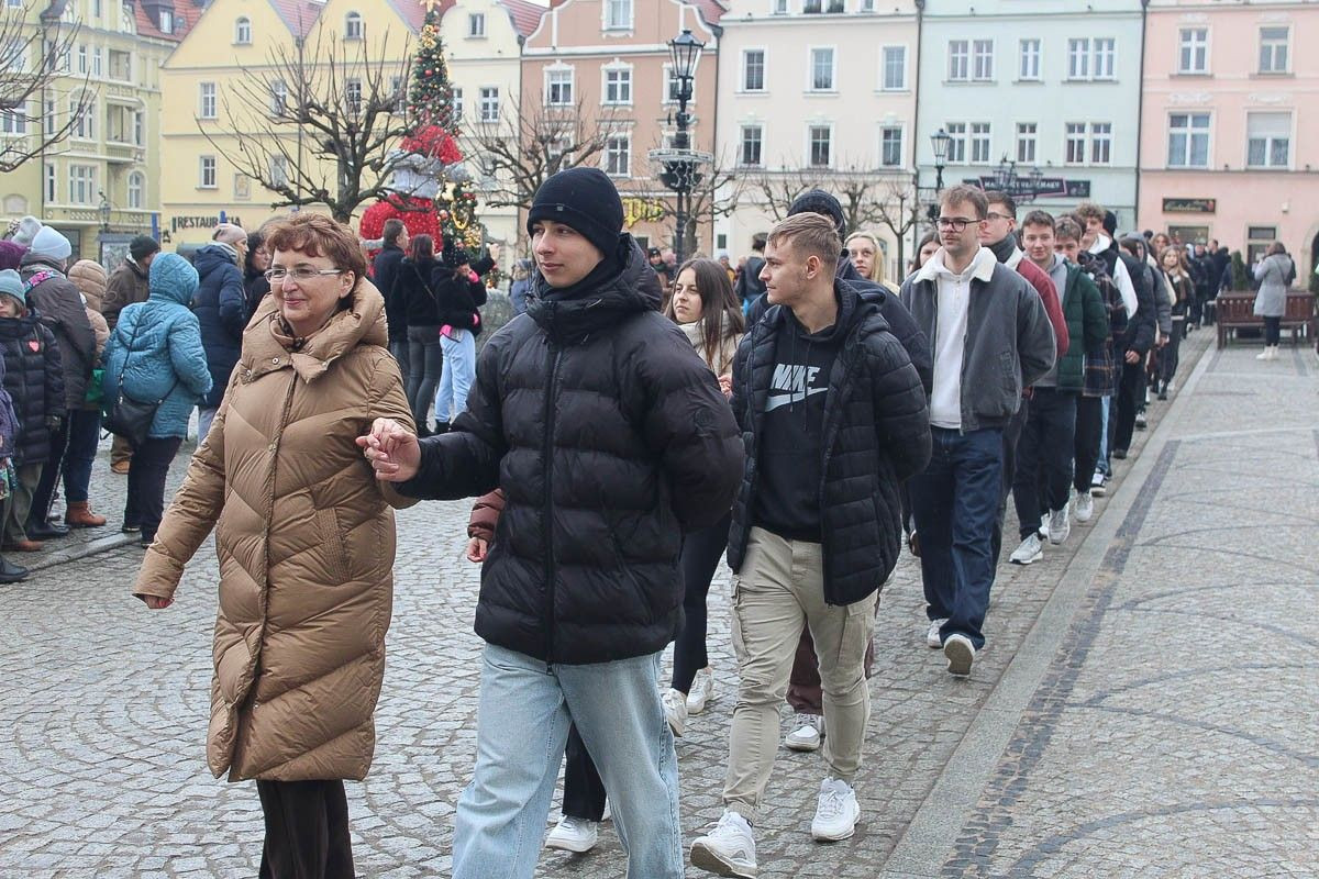 Maturzyści zatańczyli poloneza na bolesławieckim rynku