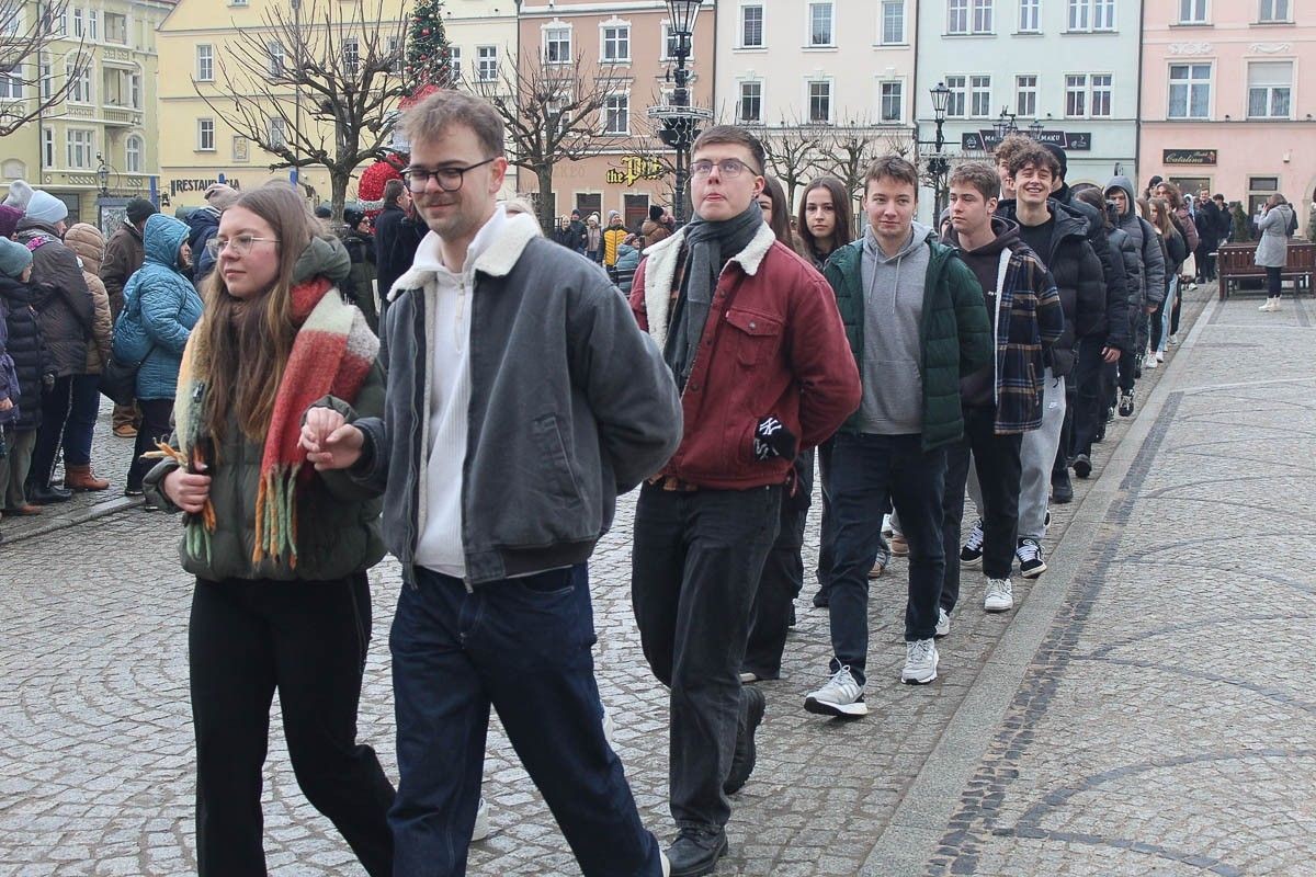 Maturzyści zatańczyli poloneza na bolesławieckim rynku