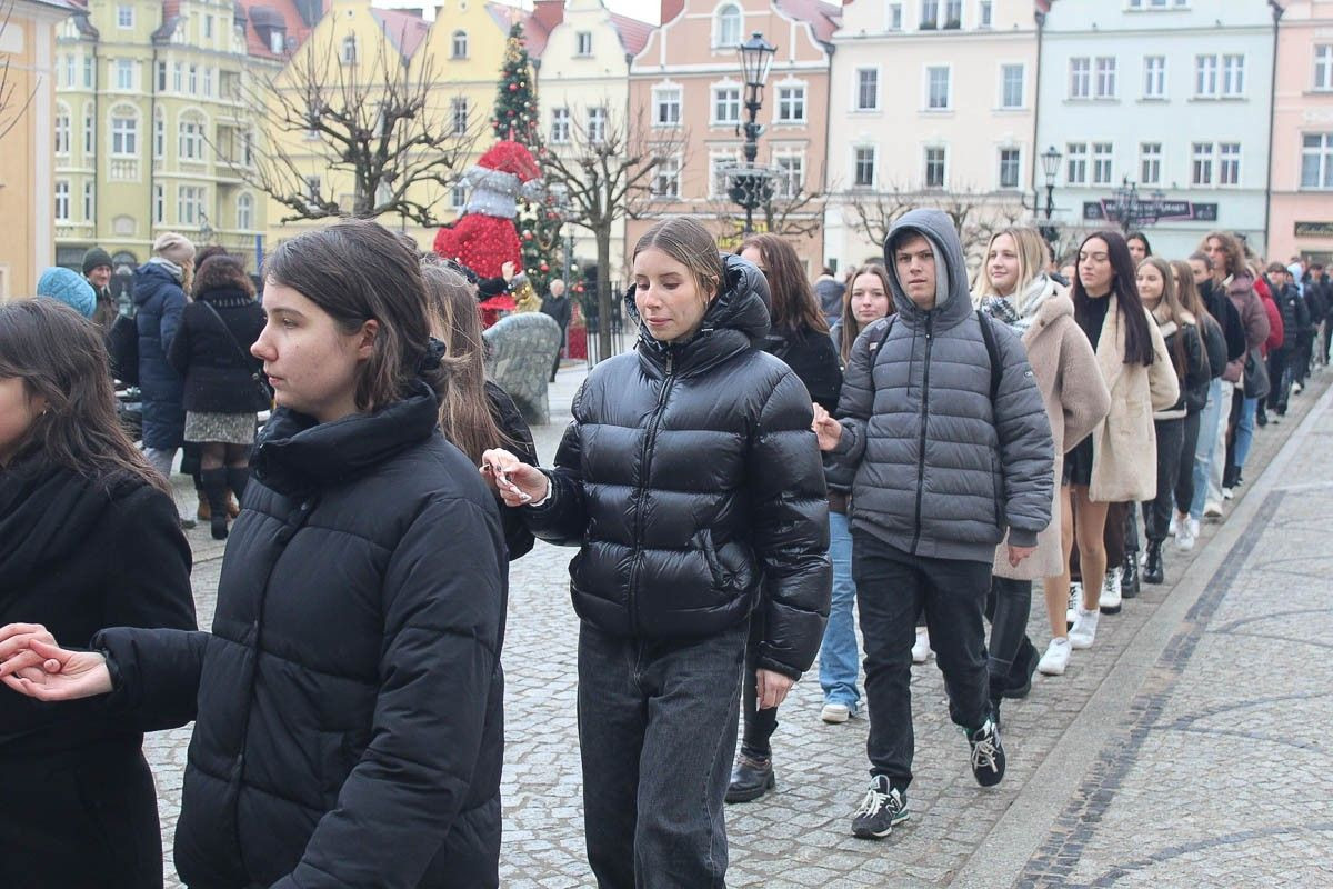 Maturzyści zatańczyli poloneza na bolesławieckim rynku
