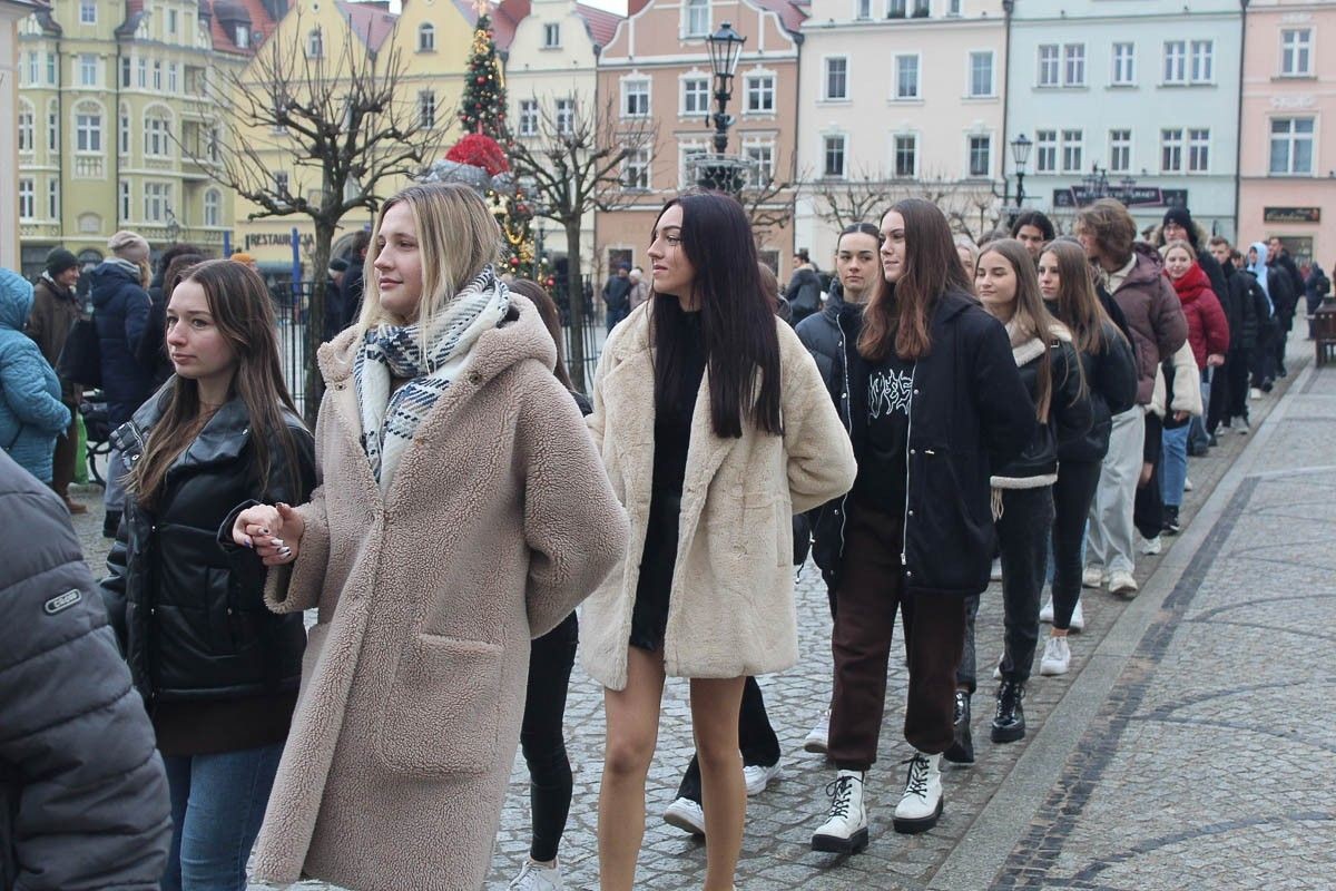 Maturzyści zatańczyli poloneza na bolesławieckim rynku