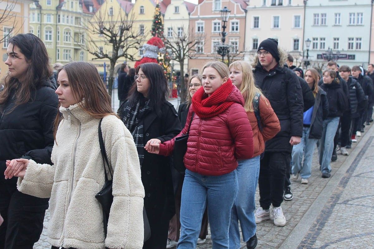 Maturzyści zatańczyli poloneza na bolesławieckim rynku