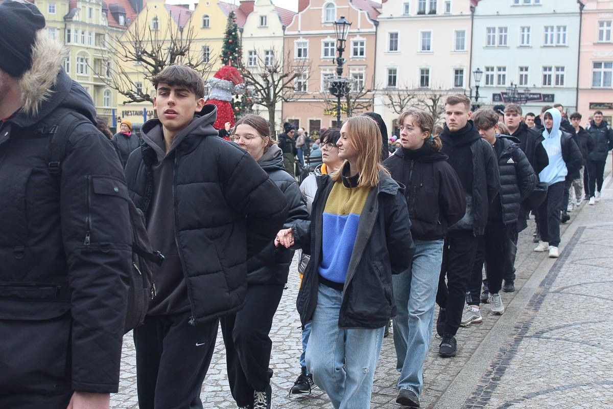 Maturzyści zatańczyli poloneza na bolesławieckim rynku