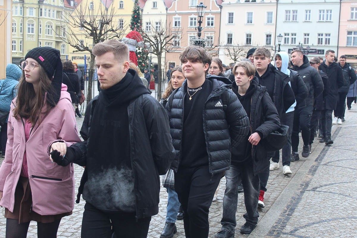 Maturzyści zatańczyli poloneza na bolesławieckim rynku