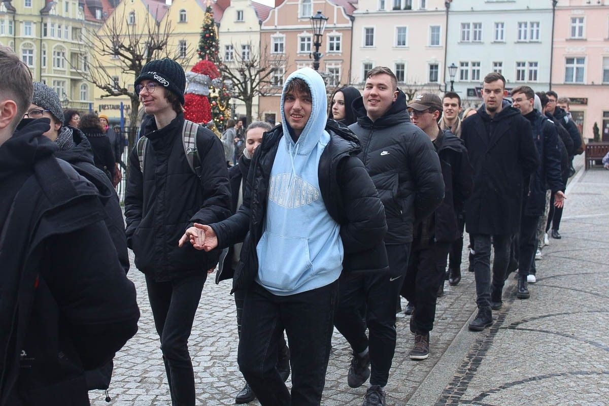 Maturzyści zatańczyli poloneza na bolesławieckim rynku