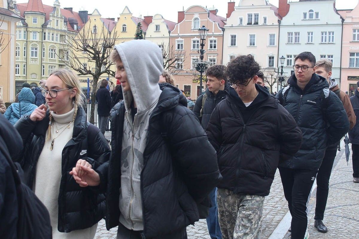 Maturzyści zatańczyli poloneza na bolesławieckim rynku