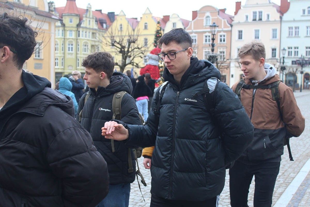 Maturzyści zatańczyli poloneza na bolesławieckim rynku