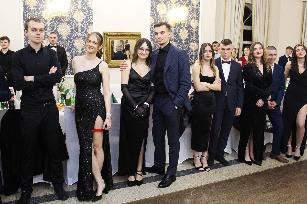 Maturzyści z ZSOiZ bawią się na studniówce