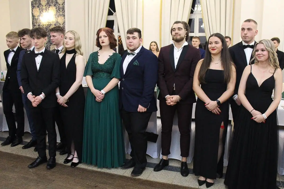 Maturzyści z ZSOiZ bawią się na studniówce