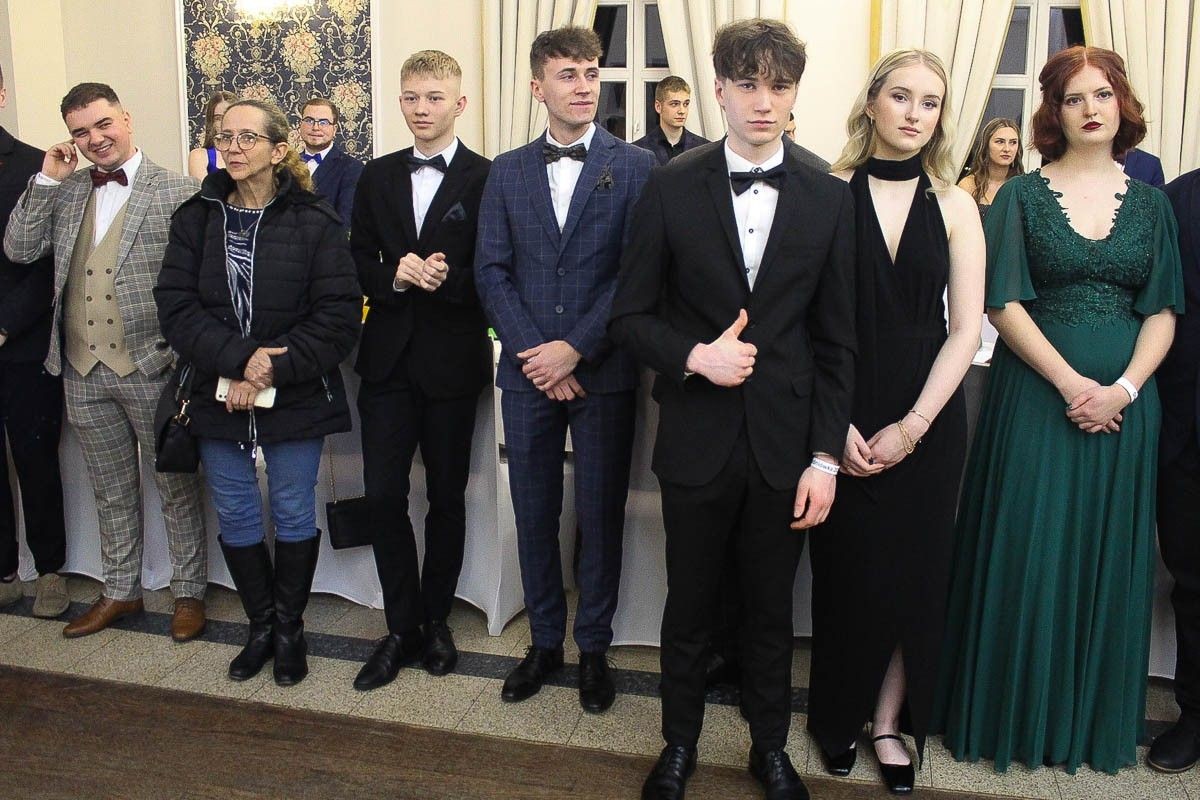 Maturzyści z ZSOiZ bawią się na studniówce