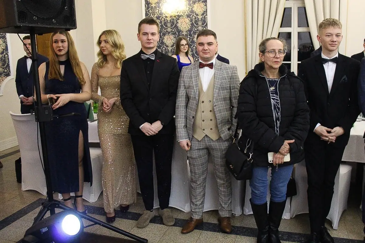 Maturzyści z ZSOiZ bawią się na studniówce
