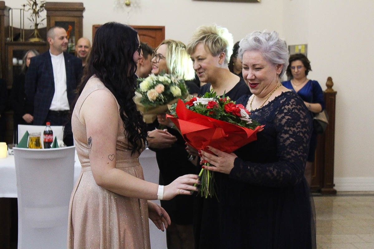 Maturzyści z ZSOiZ bawią się na studniówce