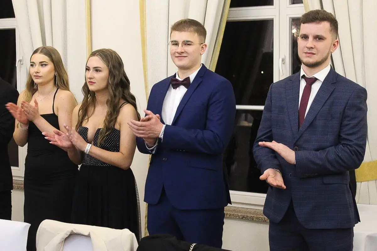 Maturzyści z ZSOiZ bawią się na studniówce