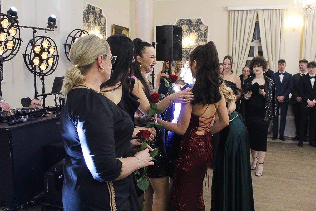 Maturzyści z ZSOiZ bawią się na studniówce