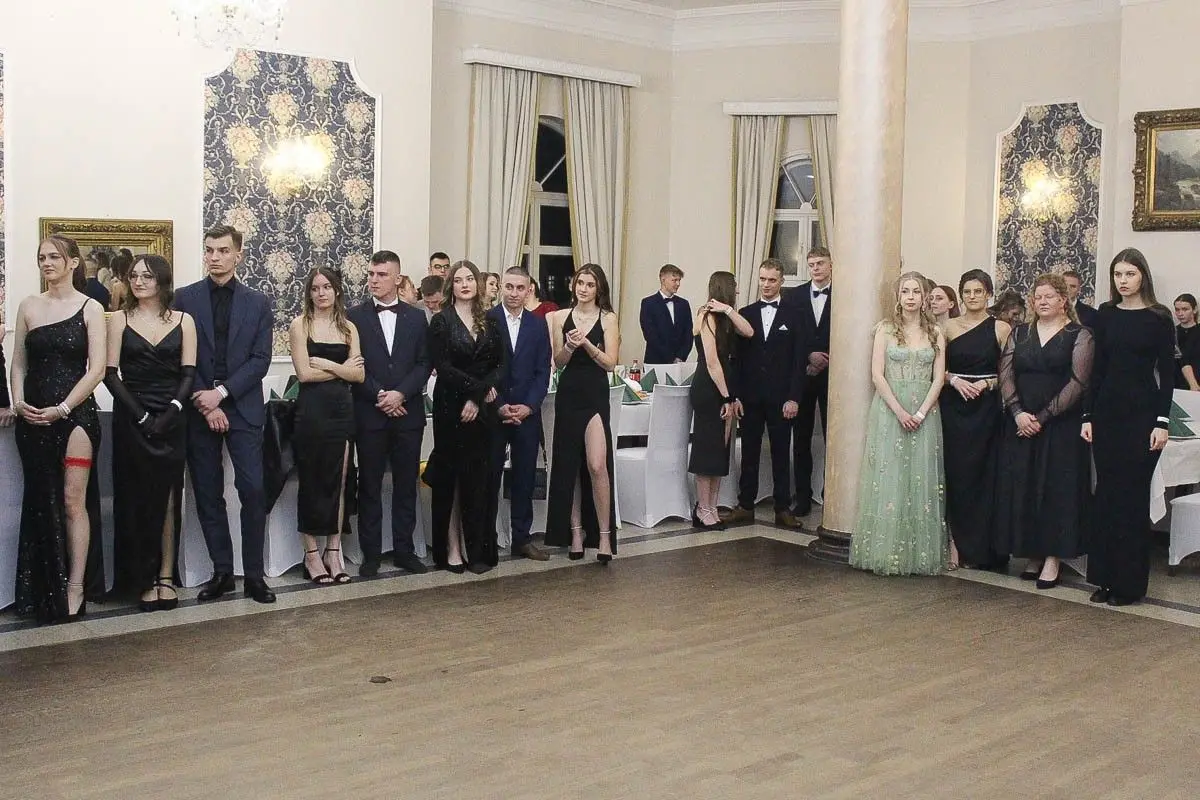 ZSOiZ students enjoy their prom
