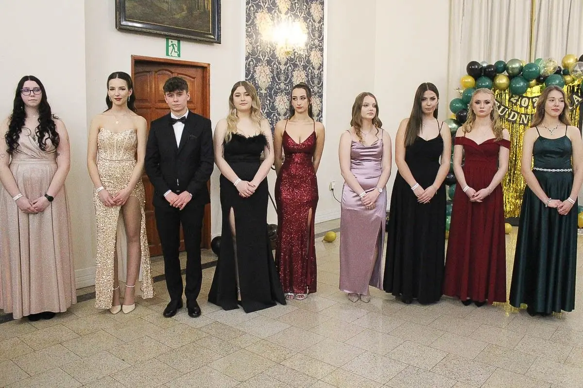 Maturzyści z ZSOiZ bawią się na studniówce