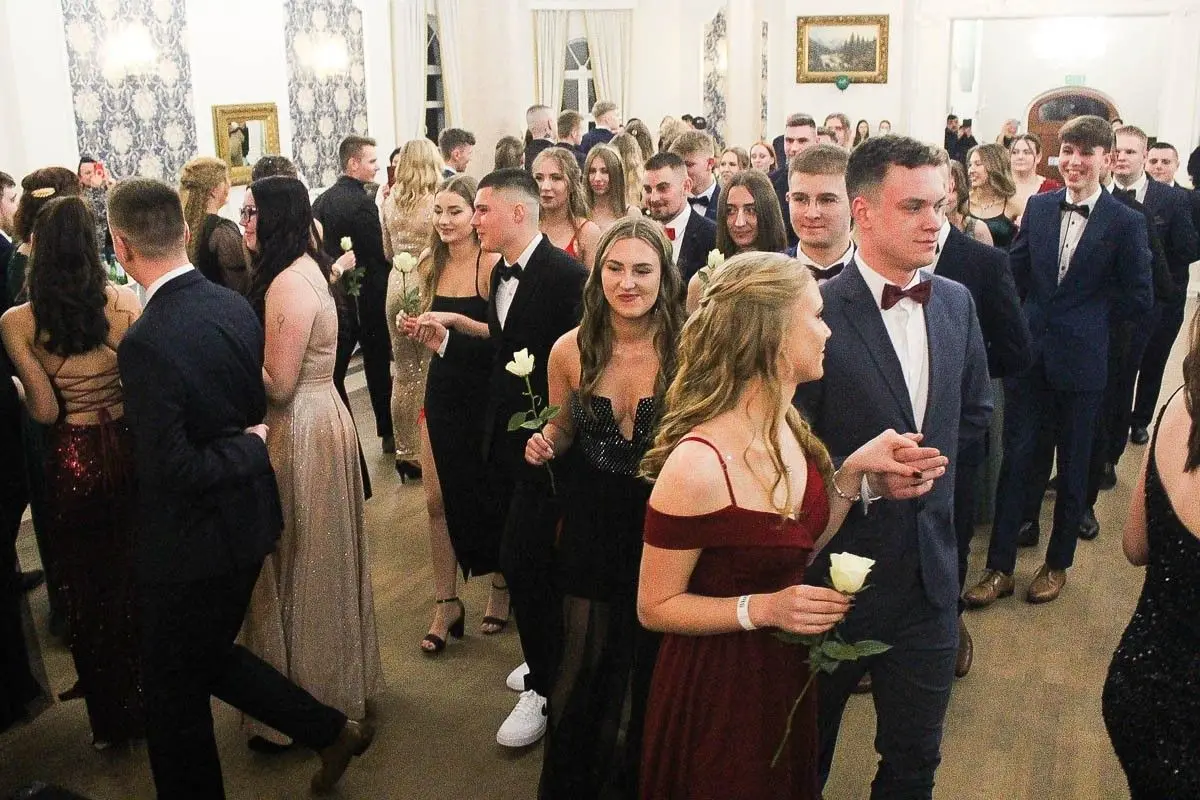 Maturzyści z ZSOiZ bawią się na studniówce