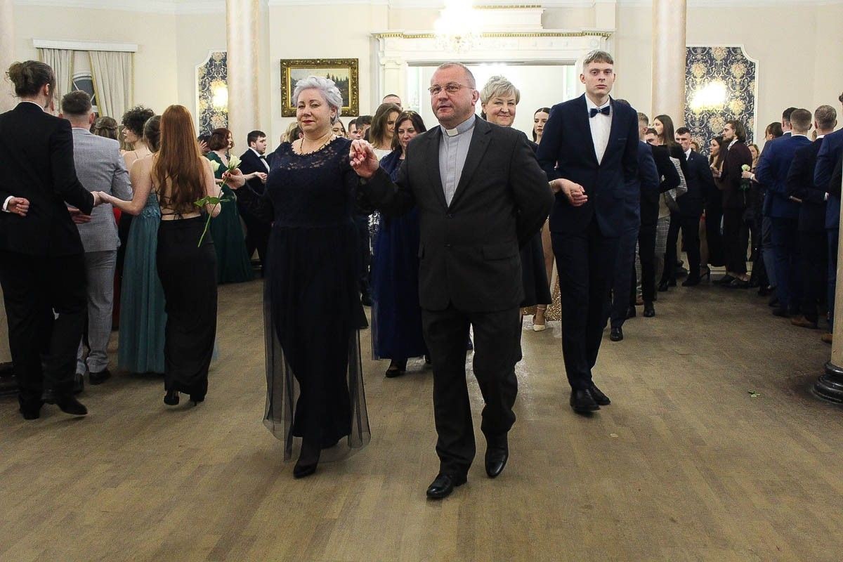 Maturzyści z ZSOiZ bawią się na studniówce