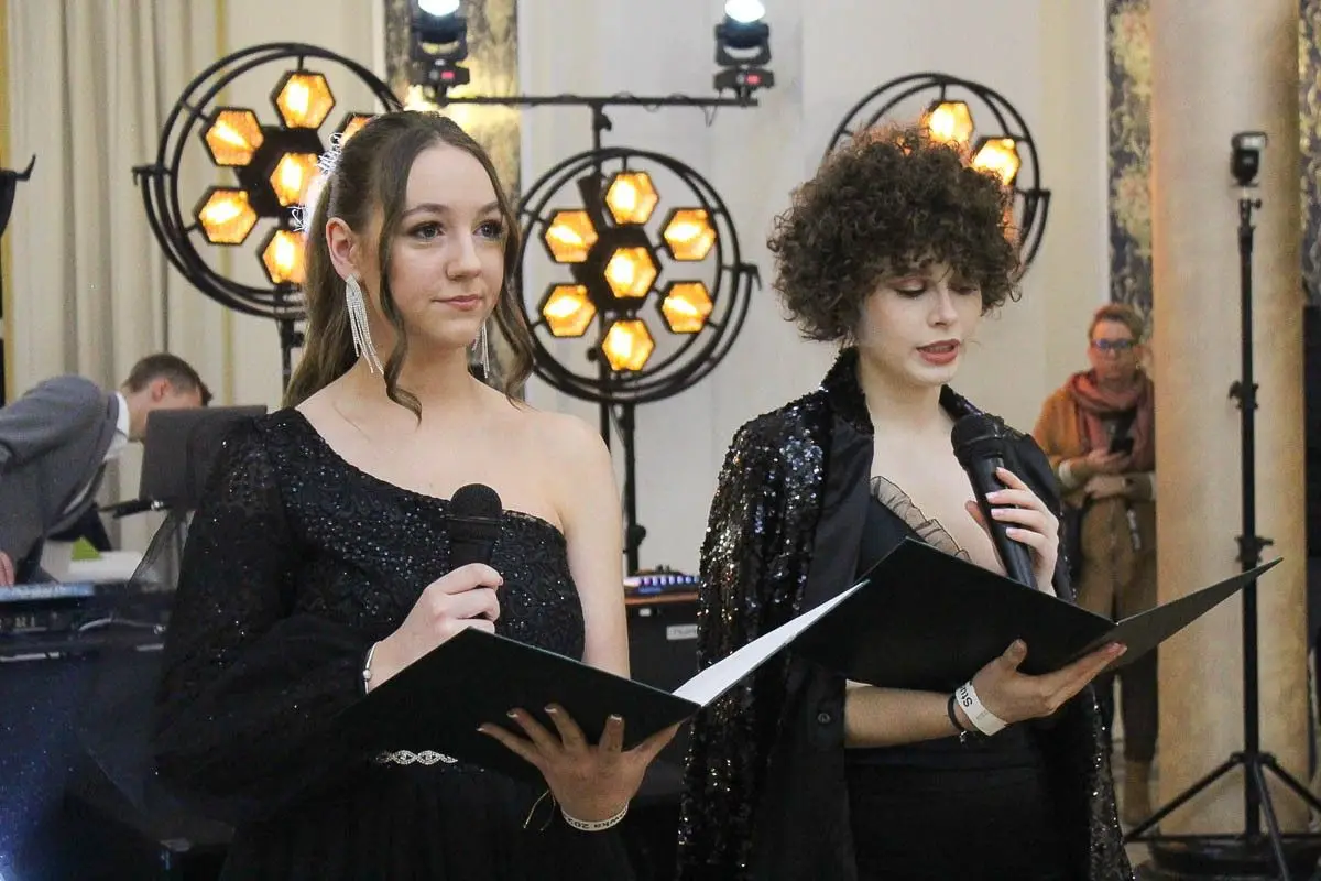 Maturzyści z ZSOiZ bawią się na studniówce
