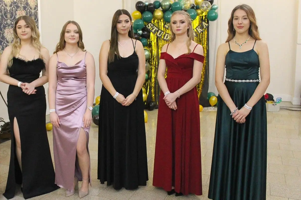 Maturzyści z ZSOiZ bawią się na studniówce
