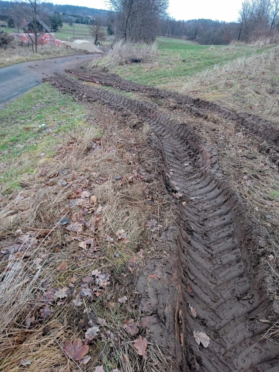Zabłocona droga z Raciborowic do Iwin