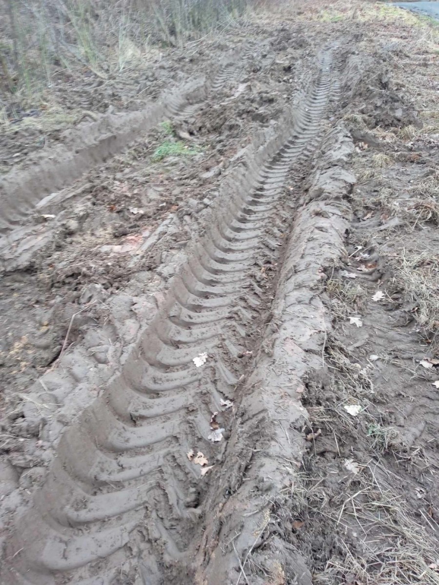 Zabłocona droga z Raciborowic do Iwin