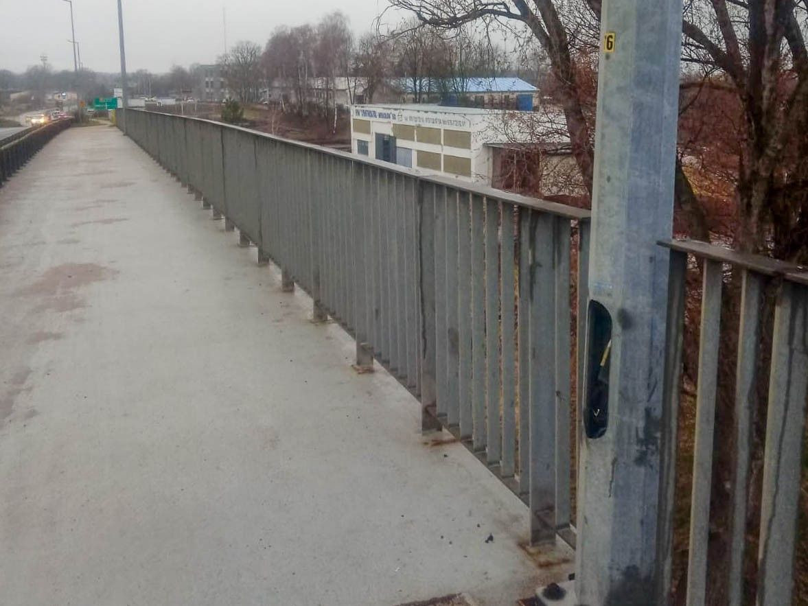 Uszkodzone słupy oświetleniowe