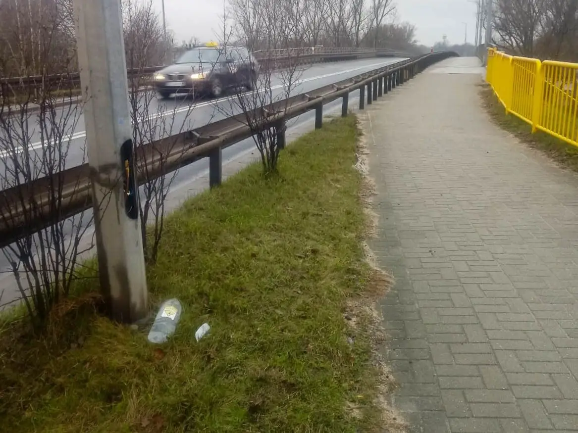 Uszkodzone słupy oświetleniowe