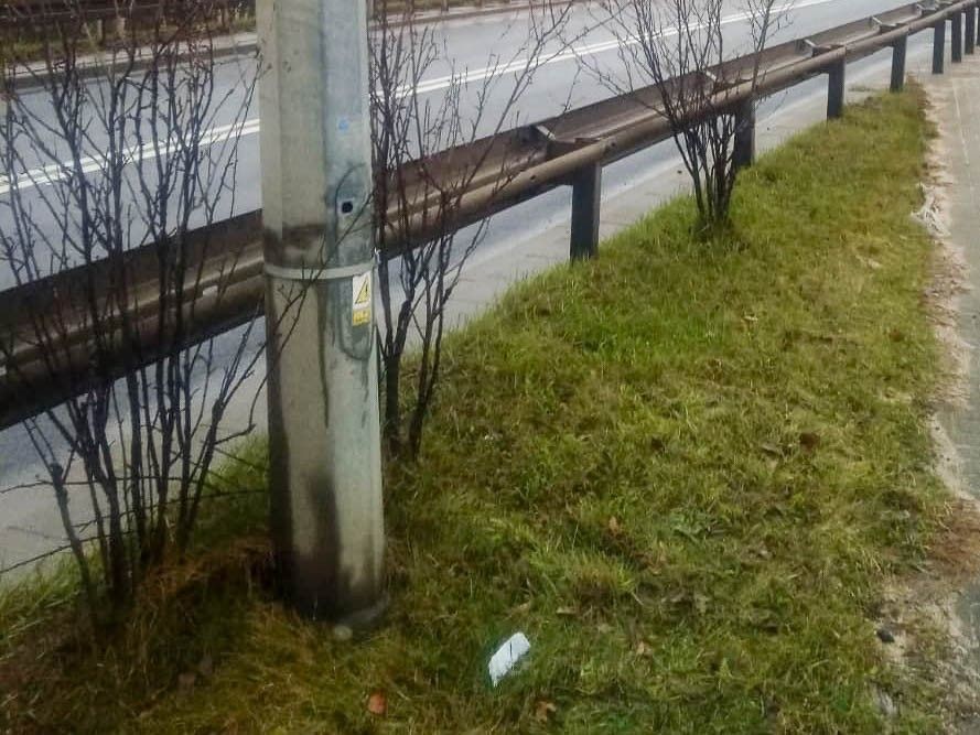 Uszkodzone słupy oświetleniowe