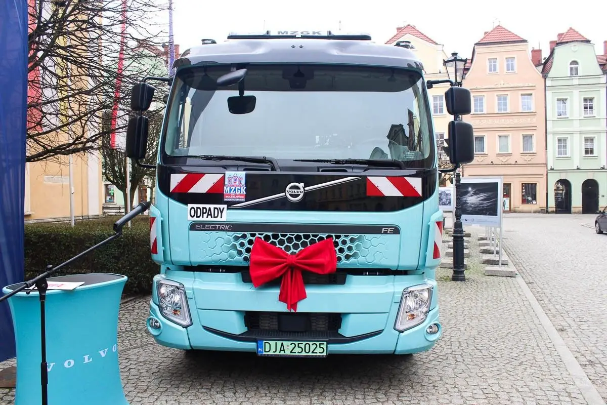 Prezentacja zeroemisyjnej śmieciarki Volvo na bolesławieckim rynku