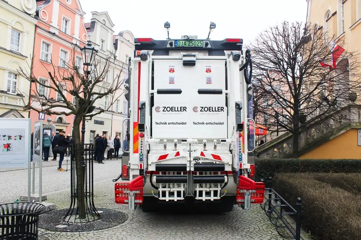 Prezentacja zeroemisyjnej śmieciarki Volvo na bolesławieckim rynku