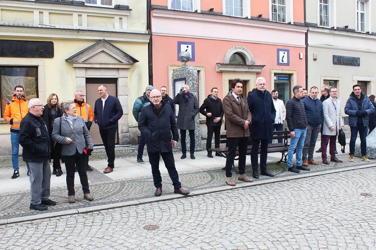 Prezentacja zeroemisyjnej śmieciarki Volvo na bolesławieckim rynku
