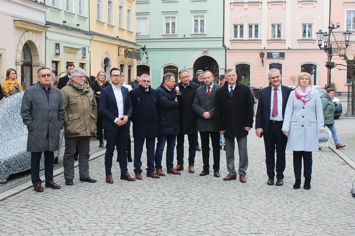 Prezentacja zeroemisyjnej śmieciarki Volvo na bolesławieckim rynku