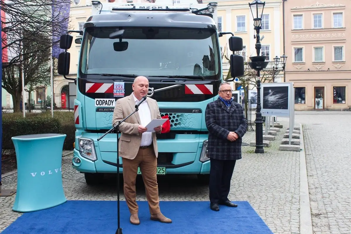 Prezentacja zeroemisyjnej śmieciarki Volvo na bolesławieckim rynku