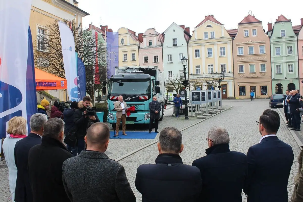 Prezentacja zeroemisyjnej śmieciarki Volvo na bolesławieckim rynku