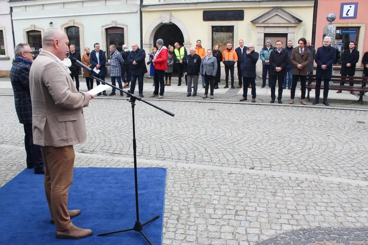 Prezentacja zeroemisyjnej śmieciarki Volvo na bolesławieckim rynku