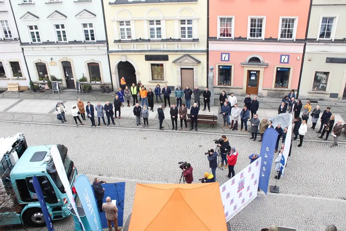 Prezentacja zeroemisyjnej śmieciarki Volvo na bolesławieckim rynku