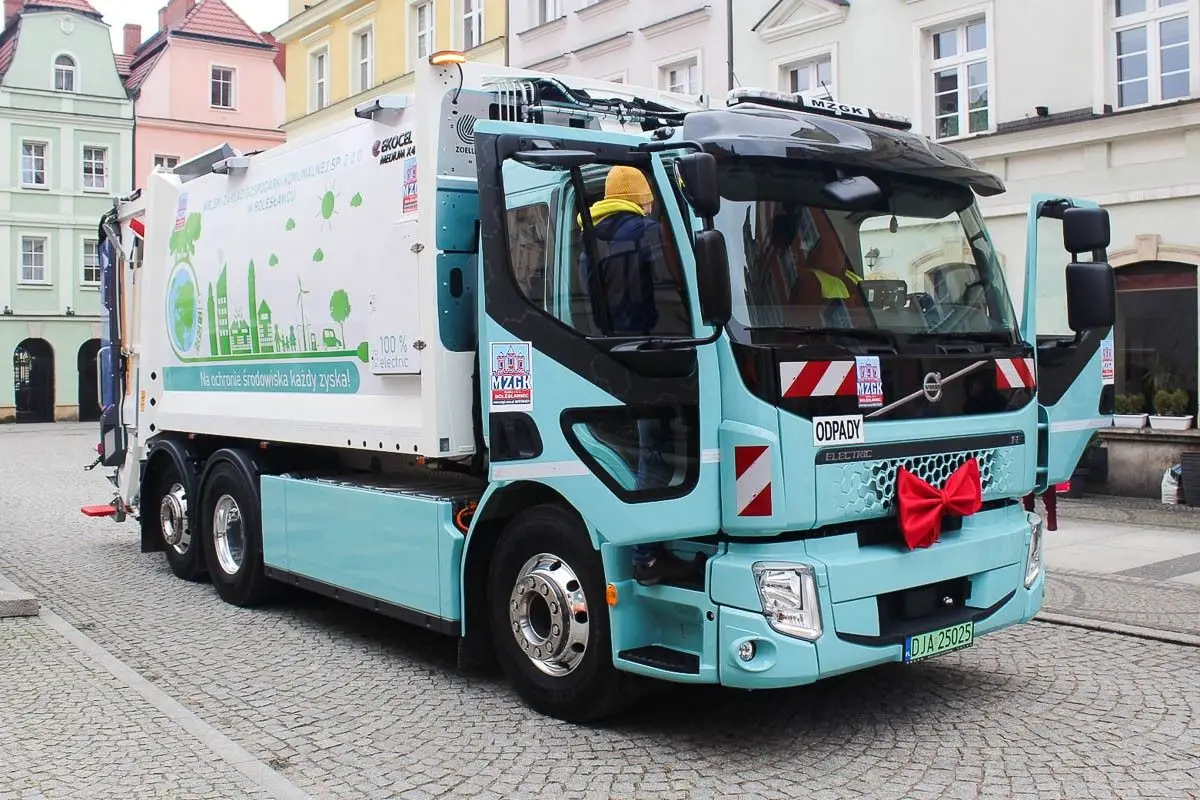 Prezentacja zeroemisyjnej śmieciarki Volvo na bolesławieckim rynku