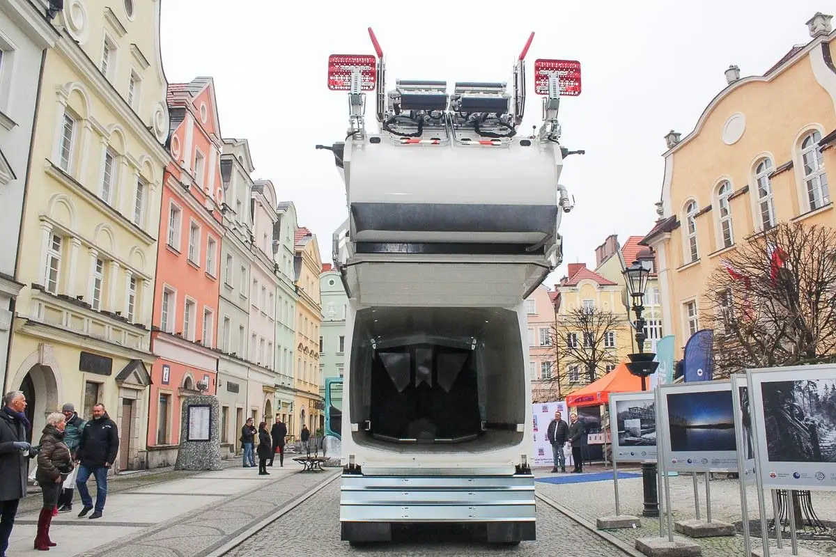 Prezentacja zeroemisyjnej śmieciarki Volvo na bolesławieckim rynku