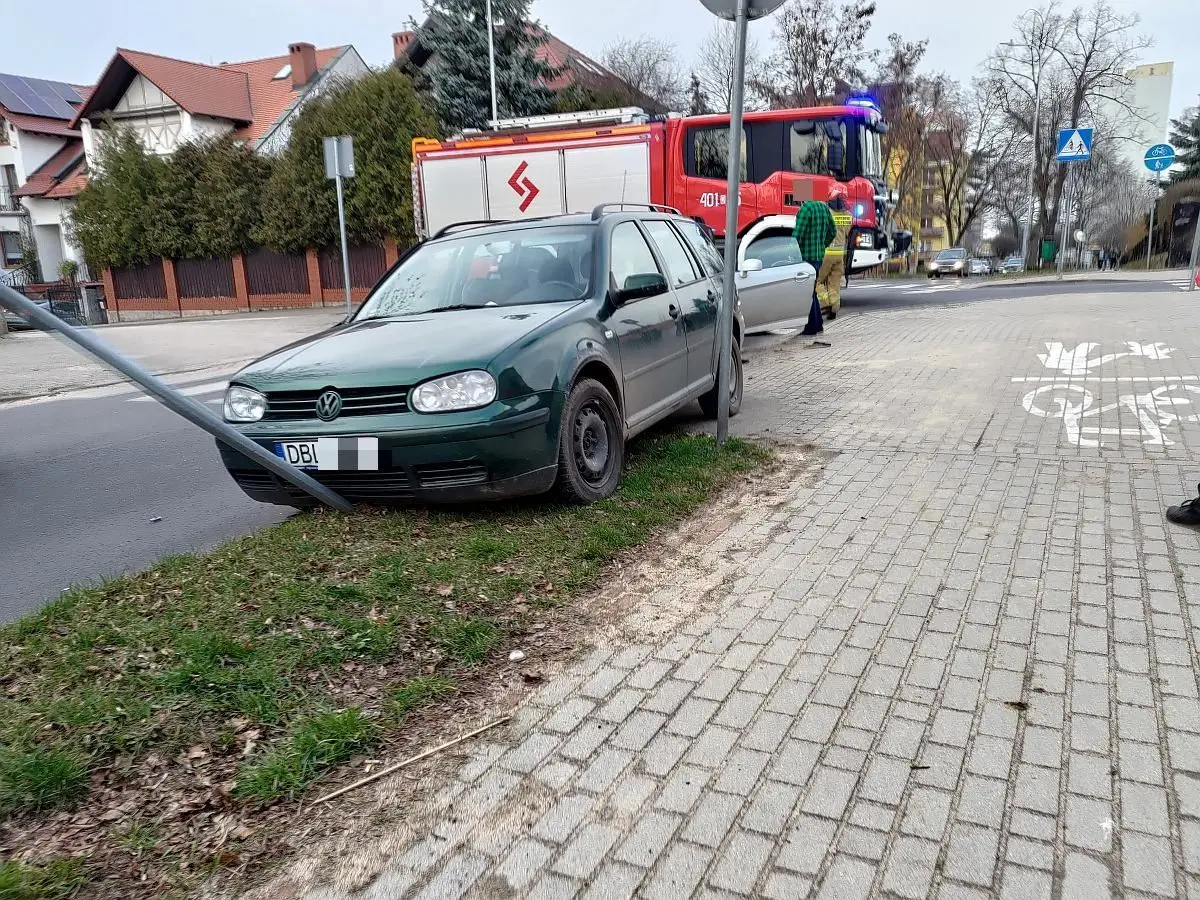 Zderzenie dwóch aut koło stadionu miejskiego