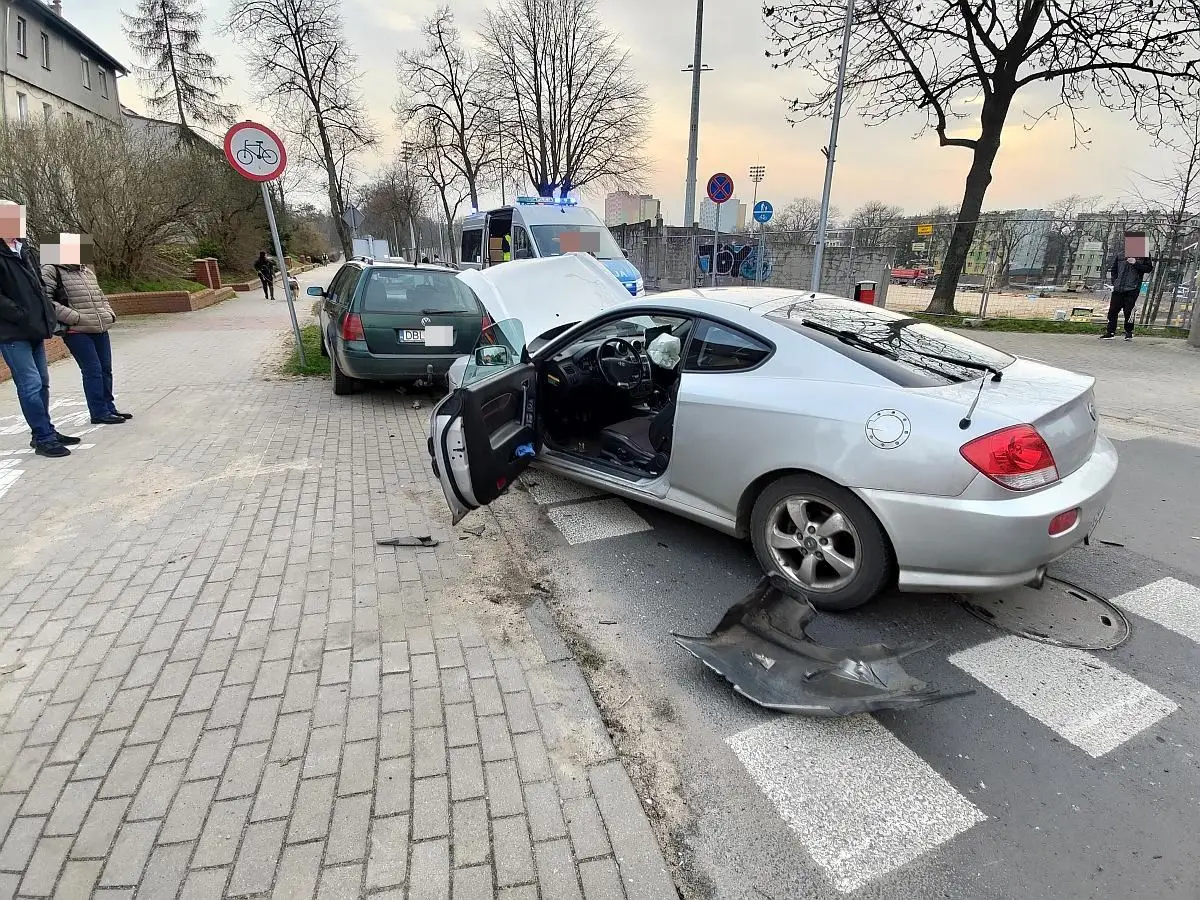 Zderzenie dwóch aut koło stadionu miejskiego