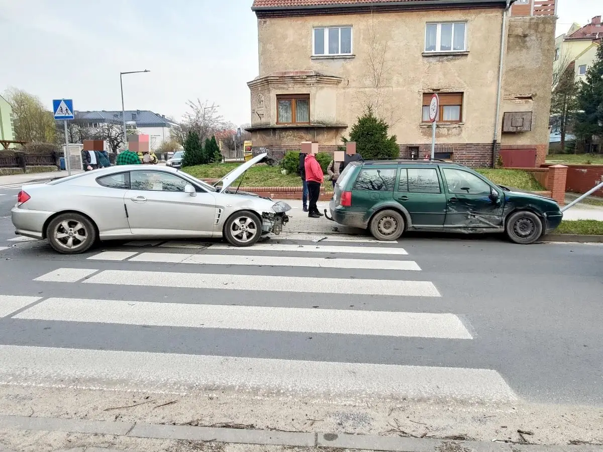Zderzenie dwóch aut koło stadionu miejskiego