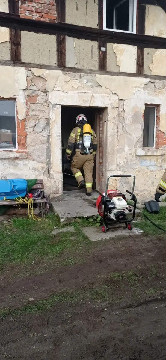 Akcja staży pożarnej w budynku w Szczytnicy