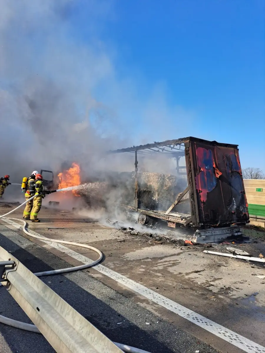 Zderzenie pojazdów i pożar na A4