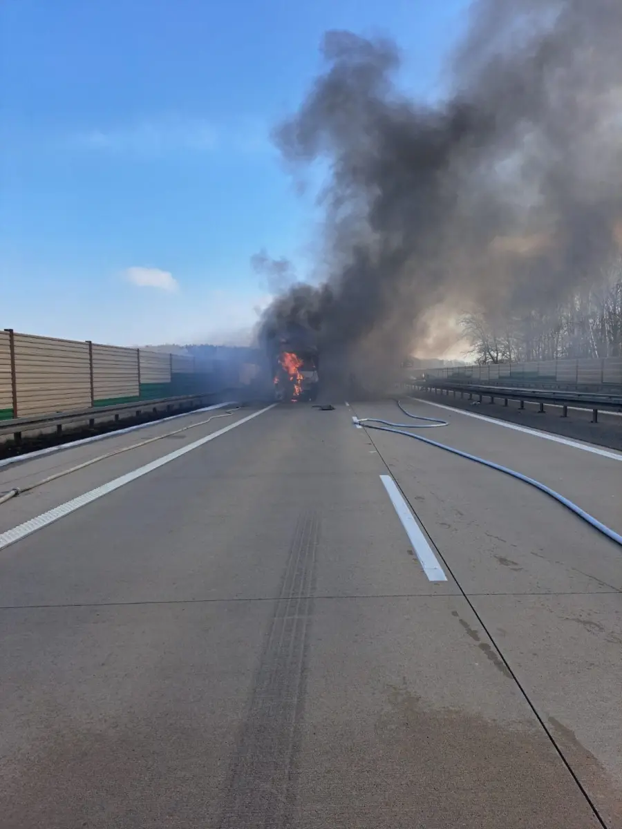 Zderzenie pojazdów i pożar na A4