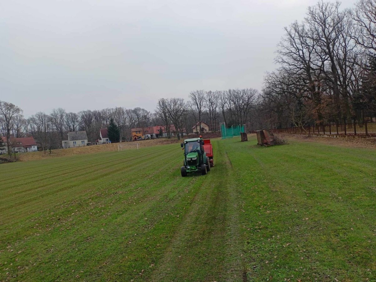 Prace na płytach boiskowych w Bolesławcu