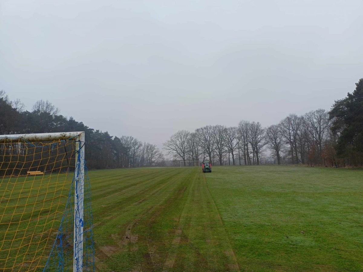 Prace na płytach boiskowych w Bolesławcu