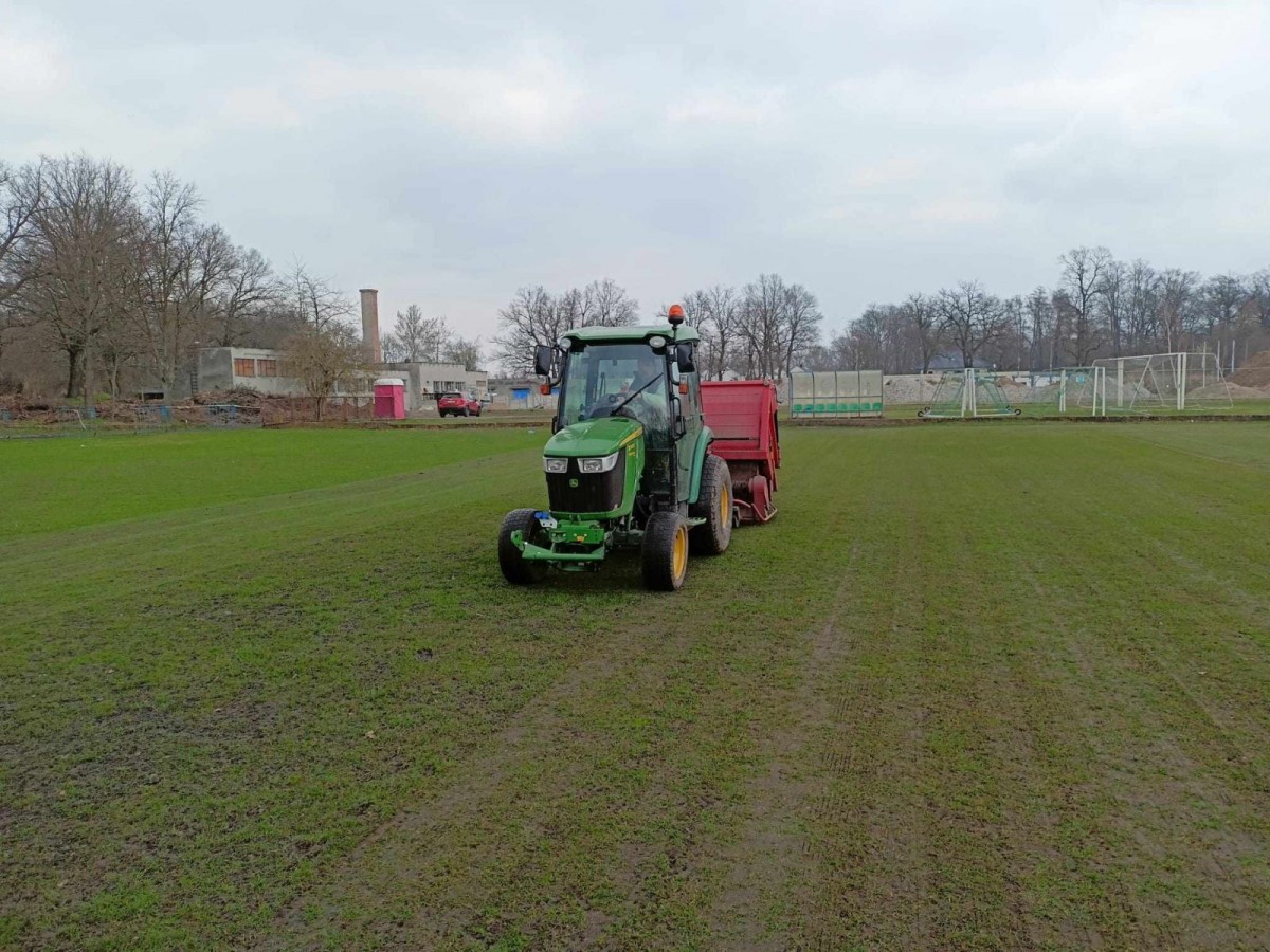 Prace na płytach boiskowych w Bolesławcu