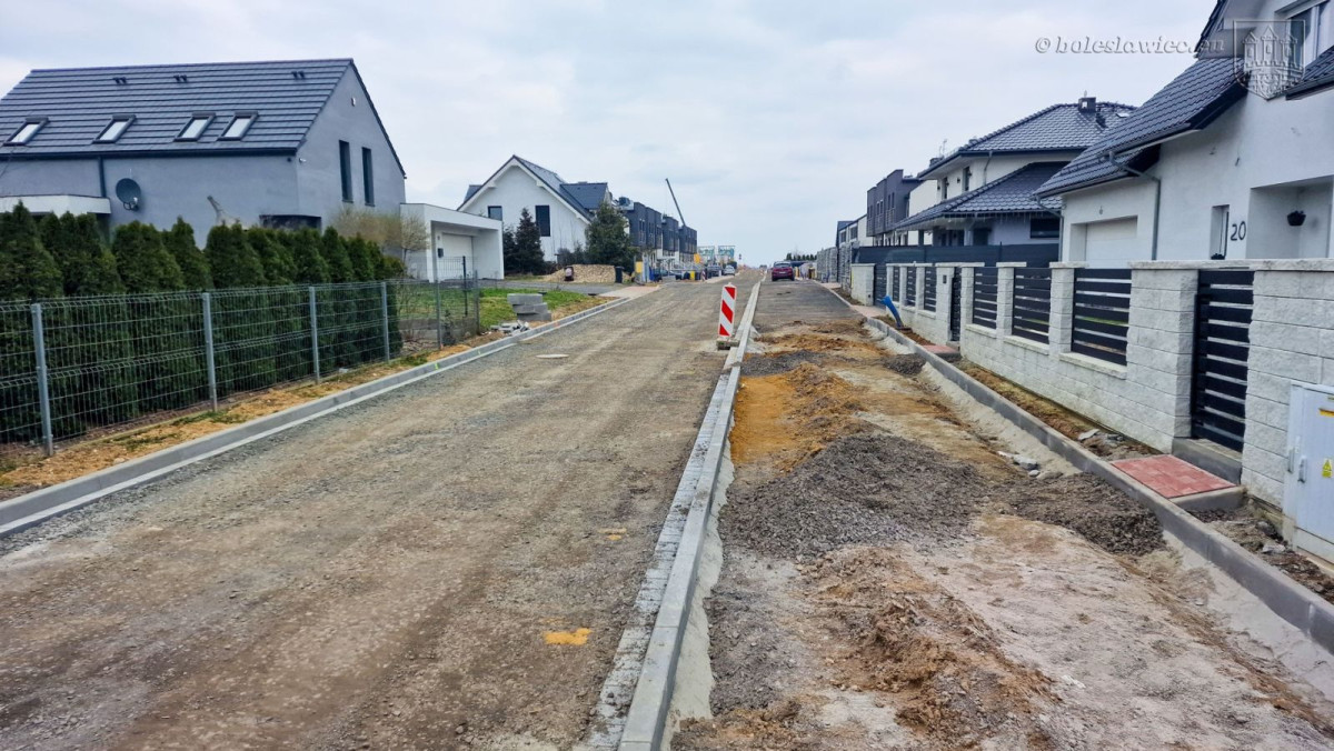 Prace przy budowie drogi na ul. Kresów II RP w Bolesławcu